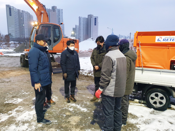 맹정호 서산시장이 13일 새벽 도로시설관리소 야적장을 방문해 제설기계 등 현황을 점검하는 모습