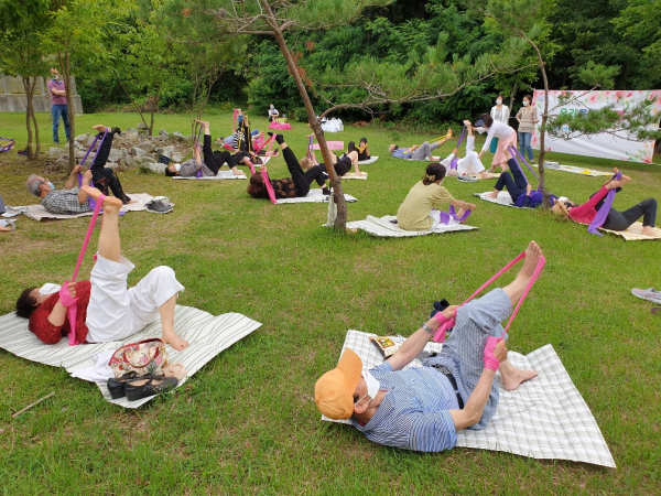 「우리동네 돌봄」사업 중 정서심리돌봄사업(하하웃는day)을 실시해 사업대상자들을 위한 건강 프로그램 진행