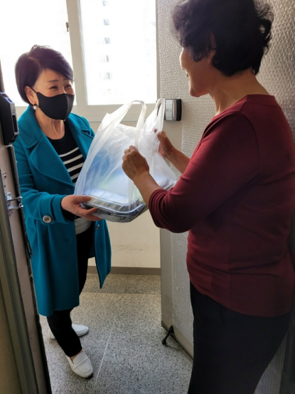 「안전한食」영양보충식 배달지원사업의 일환으로 사업대상자에게 영양보충식을 배달하고 있다.