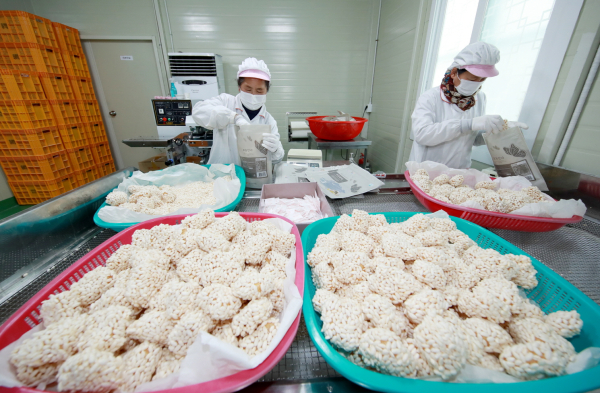 ‘포동청년회영농조합법인’의 한과 생산 모습.