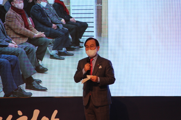 북콘서트 내빈을 소개하는 박상돈 천안시장