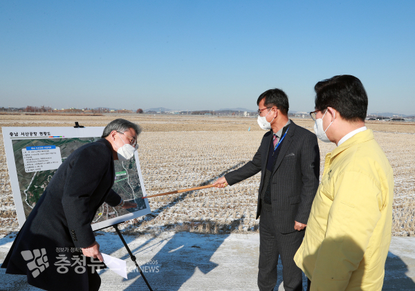 양승조 충남지사가 서산공항 건설 예정지 현장을 점검하고 있다./충남도 제공
