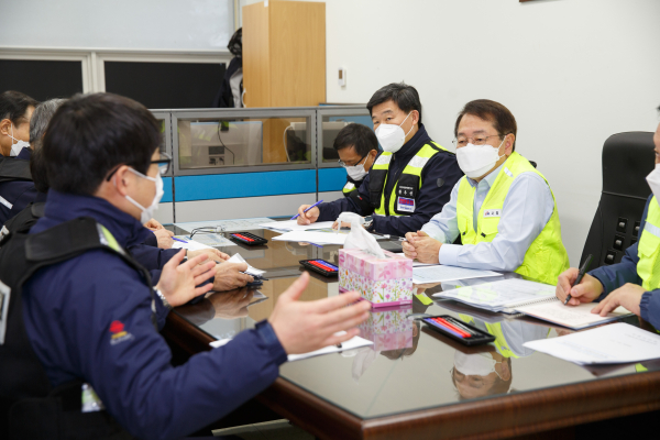 지난 17일 박형덕 사장이 태안발전본부 협력사 현장직원들과 안전컨설팅 중인 모습