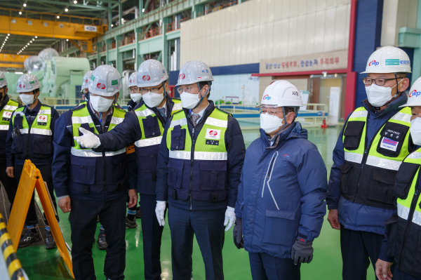 지난 17일 태안발전본부에서 위험작업에 대한 안전개선 사항을 확인하고 있는 박형덕 사장