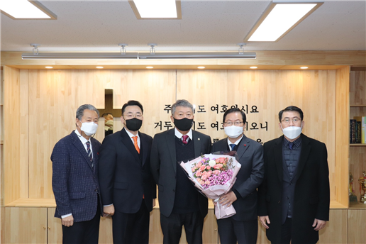 장종태 전 서구청장은 18일 동명중학교 졸업식에 참석해 명예졸업장을 받았다. 명신학원 김성복 이사, 조영길 이사장, 문성식 총동문회장, 이승복 전 총동문회장 등이 참석해 장 전 청장의 명예졸업을 축하했다.