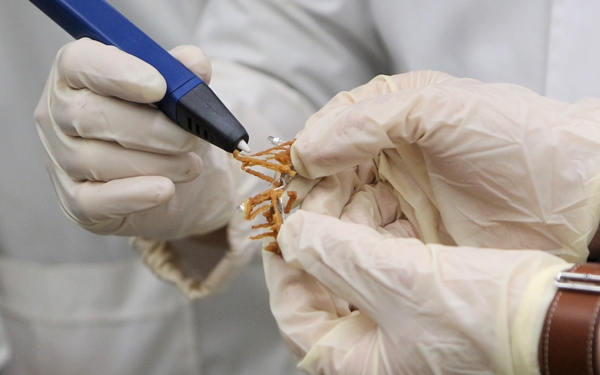 도개교 형태(논문 표지의 이미지)의 구조체 4D 프린팅 시험 시연 모습