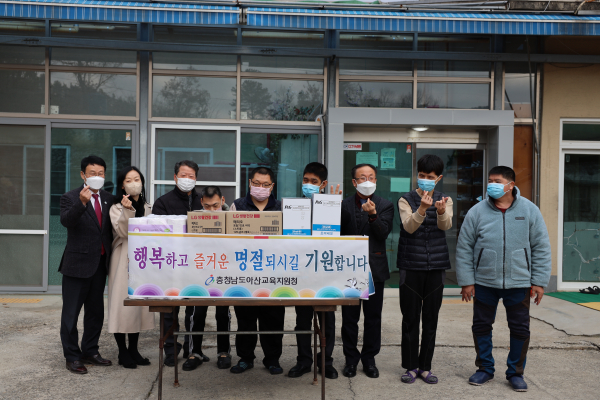 위문품 전달 기념사진