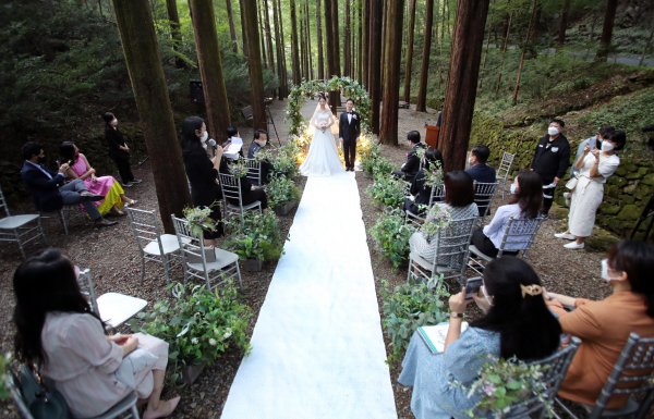 지난해 서구 장태산자연휴양림에서 진행 된 ‘사랑의 결실, 작은 결혼식(1호 커플)