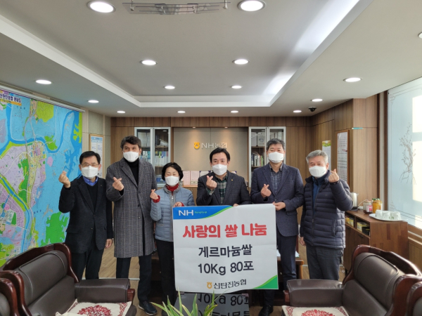 19일,  관내 행정복지센터 4곳에 어려운 이웃을 위한 사랑의 쌀 전달 (가운데 신탄진농협 민권기 조합장)