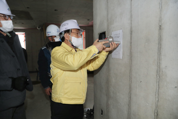 박상돈 천안시장이 성성동 일원 아파트 건축공사장을 방문해 안전 점검을 진행하고 있다