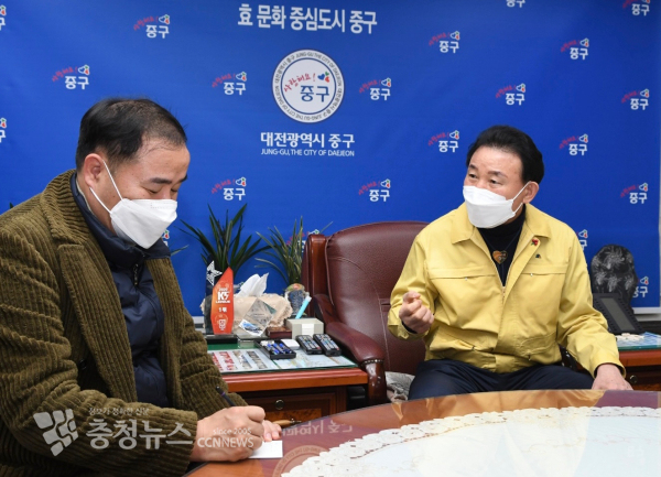 (왼쪽부터) 인터뷰 중인 김거수 대표와 박용갑 중구청장