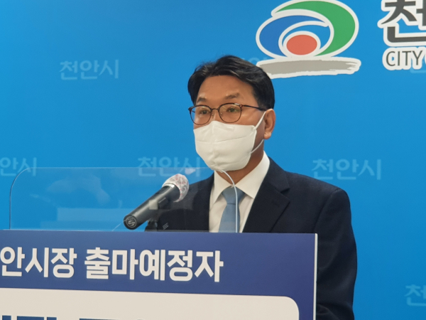 공약 발표를 하고 있는 이재관 전 대전시 행정부시장