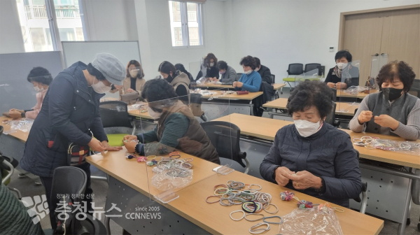 아로미-경력단절여성 활력 찾기를 위한 양말목공예 자격 취득 및 강의/예산군 제공
