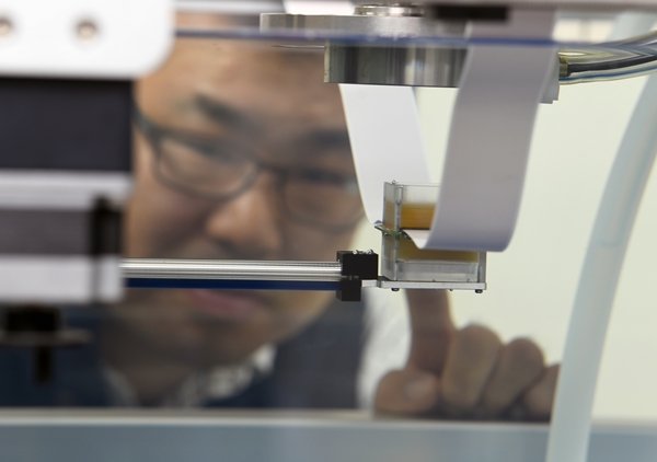 KRISS 의료측정팀 도일 책임연구원이 초음파 치료기기 성능평가 팬텀을 관찰하고 있다