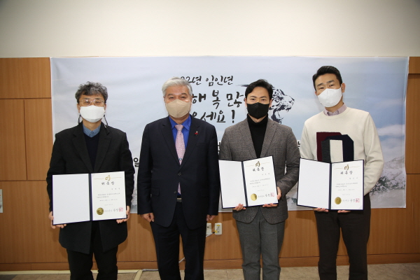 다락원예술단 지휘자로 위촉된 김영일 지휘자(왼쪽), 유오종 지휘자(오른쪽 두 번째), 함선식 지휘자(오른쪽)가 문정우 금산군수와 기념사진을 찍고 있다.