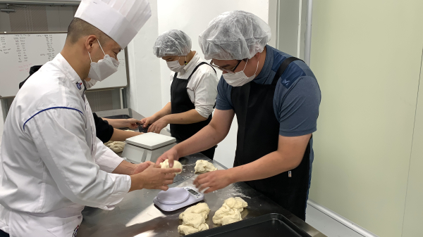 천안시장애인희망일터 - 빵을 만들고 있다