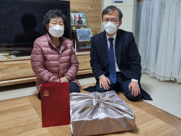 서해수호 유족 위문 실시 (좌-고 조천형 상사 유족 임헌순 님, 우-황원채 청장)