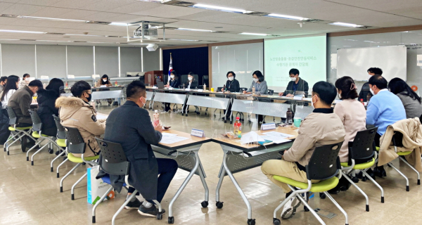 지난 20일, 3회에 걸쳐 노인맞춤돌봄(응급안전)서비스 관련 5개 자치구와 수행기관 17개소 업무 담당자를 대상으로 간담회 개최 모습