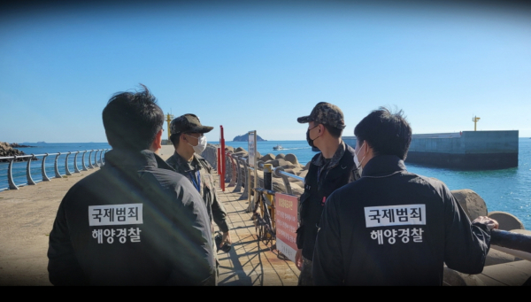 해양경찰과 군 관계자가 관내 항포구 현장 치안 요소를 함께 살피고 있다. 사진=태안해양경찰서 제공