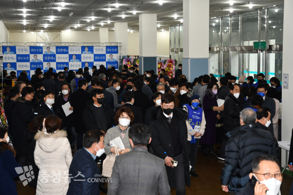 22일 진행된 장종태 전 서구청장 출판기념회 행사장 밖이 인파로 몰렸다.