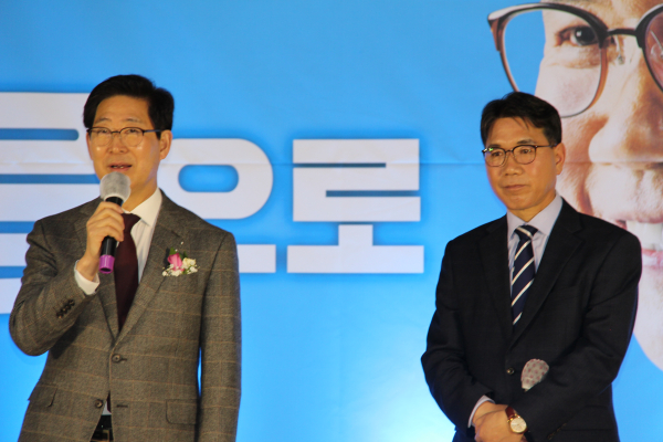 축사를 하는 양승조 충남도지사(좌)와 이재관 전 대전시 부시장(우)