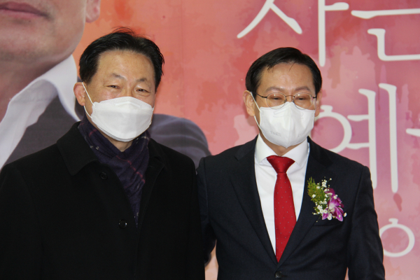 출판 기념 사진을 찍는 박찬우 전 국회의원(좌)과 유원희 전 천안예술의전당 관장(우)