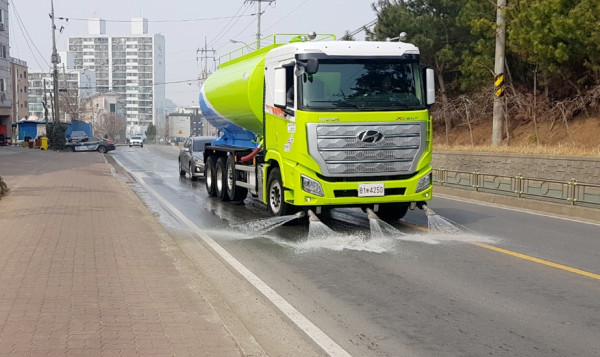 태안읍 내 살수차 운행 모습.