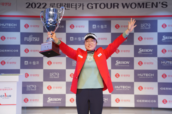 ‘2022시즌 롯데렌터카 GTOUR 여자대회 1차’ 결선 시상식에서 우승자 심지연이 우승 기념 포즈를 취하고 있다.