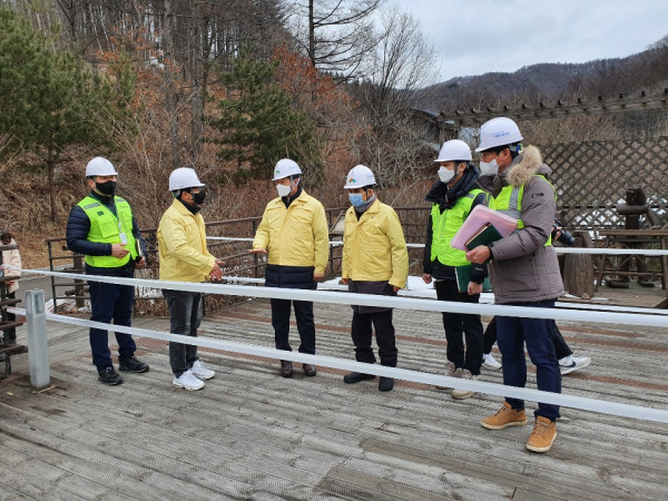 이창재 한국산림복지진흥원장이 24일 안전관리 이행 실태 점검을 위해 국립횡성숲체원(강원 횡성군 둔내면)에 방문해 시설 안전관리에 대해 관계자들과 이야기를 나누고 있다