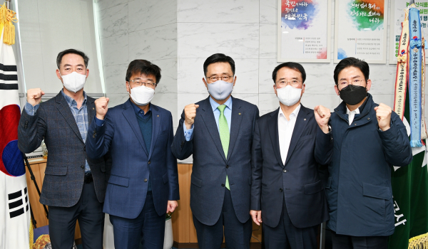 간담회 사진 * 김춘진 한국농수산식품유통공사 사장(좌측3번째), 최선식 농협경제지주 도매유통본부장(우측2번째)