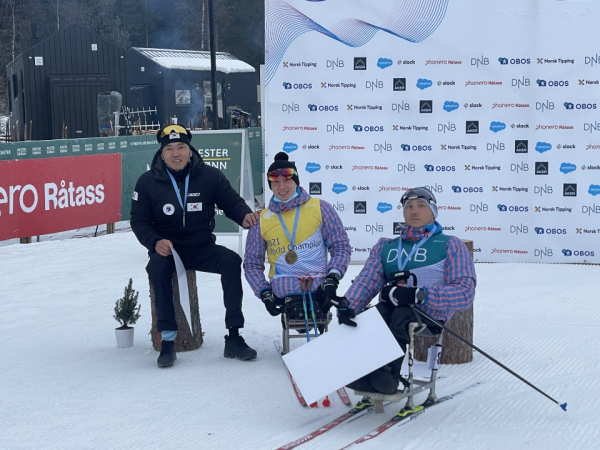 ‘2021 월드파라노르딕스키 릴레함메르 세계선수권대회’에 참가해 은메달을 거머쥔 신의현 선수(왼쪽)가 시상식 후 기념촬영을 하고 있다.