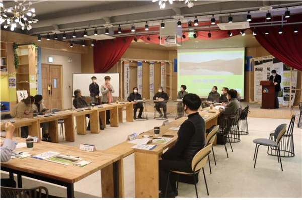 지역관광협의체 회원들이 대덕구의 현안과 관광활성화를 위한 다양한 의견을 나누고 있다.