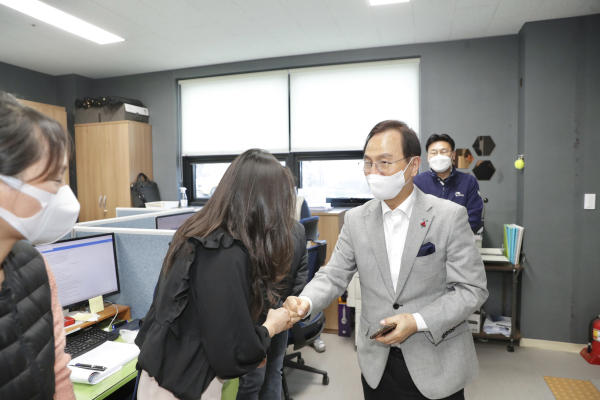 아동양육시설을 방문해 관계자들을 격려하는 박상돈 천안시장