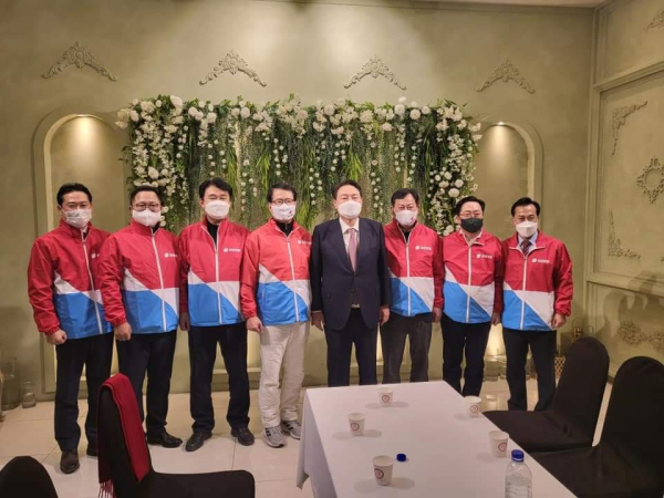 국민의힘 윤석열 대선 후보가 지난 21일 대전 방문 당시 지역 당협위원장들과 기념 촬영을 하는 모습. (좌측부터)장동혁(유성갑), 조수연(서구갑), 정용기(대덕), 양홍규(서구을), 윤석열 대선 후보, 이은권(중구), 이장우(동구), 김문영(유성을) 당협위원장. (사진=조수연 위원장 SNS)