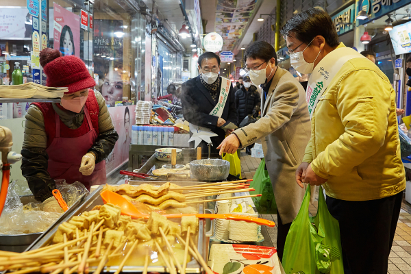 '전통시장 장보기 행사'를 진행중인 오세현 아산시장과 관계자들