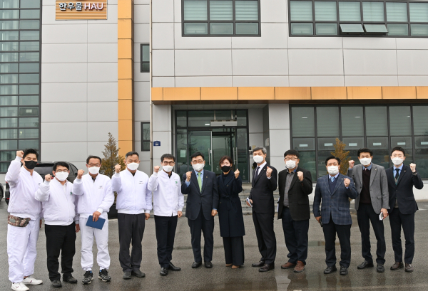 농업회사법인(주)한우물 방문 현장 사진  * 한국농수산식품유통공사 김춘진 사장(좌측6번째), ㈜한우물 최정운 대표(좌측5번째)