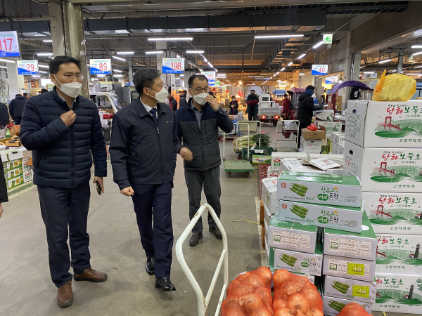 농협대전공판장 방문해 명절 성수품 수급상황과 가격동향 점검 모습