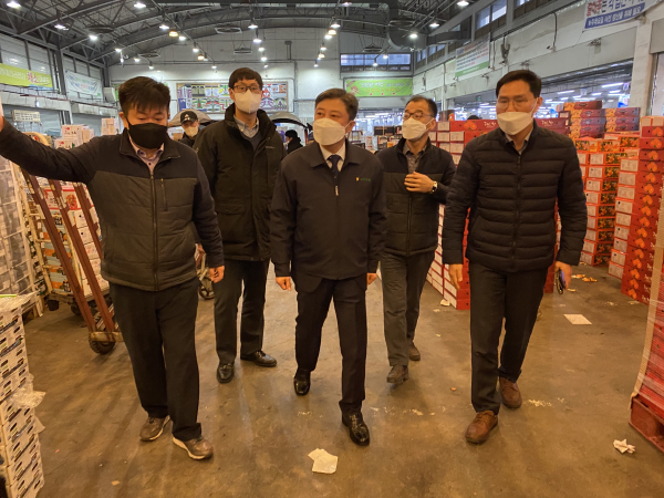농협대전공판장 방문해 명절 성수품 수급상황과 가격동향 점검 모습