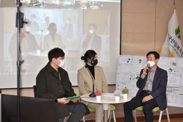 이창재(우측) 한국산림복지진흥원장이 26일 대전 서구 한국산림복지진흥원 대회의실에서 열린 '혁신 타운홀 워크숍'에서 직원들의 질문에 대답하고 있다