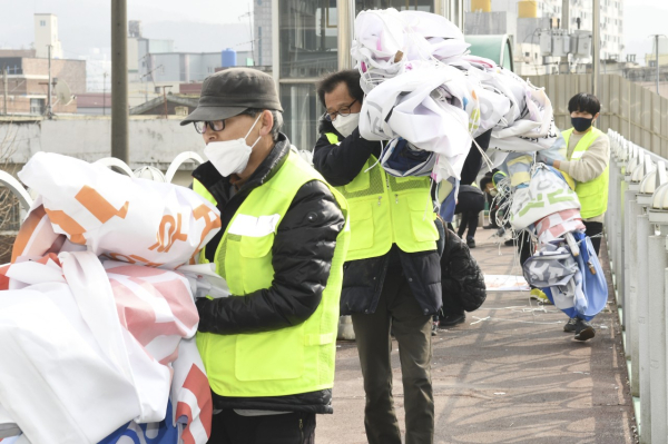 불법 유동 광고물 철거 모습