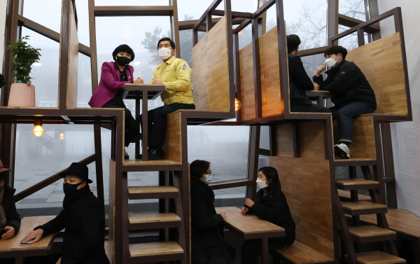 황인호 동구청장이 ‘날망채’를 둘러보고 있다.