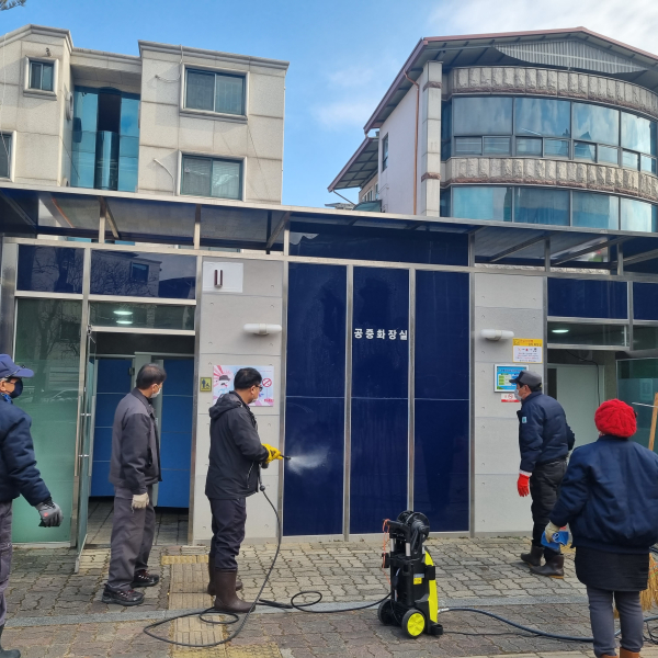 지난 24일 만년어린이공원 공중화장실 대청소 실시 장면