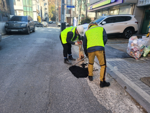 유성구가 설맞이 도로 일제점검‧정비를 실시하고 있다.