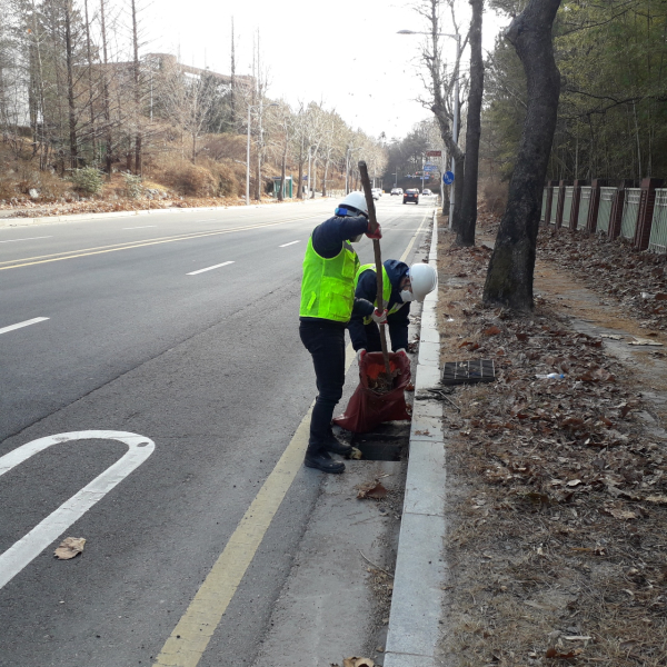 유성구가 설맞이 도로 일제점검‧정비를 실시하고 있다.