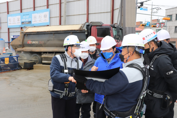 장종태 전 서구청장은 중대재해처벌법 시행을 하루 앞 둔 26일 중구 선화동의 한 건설현장을 찾아 안전을 점검했다.