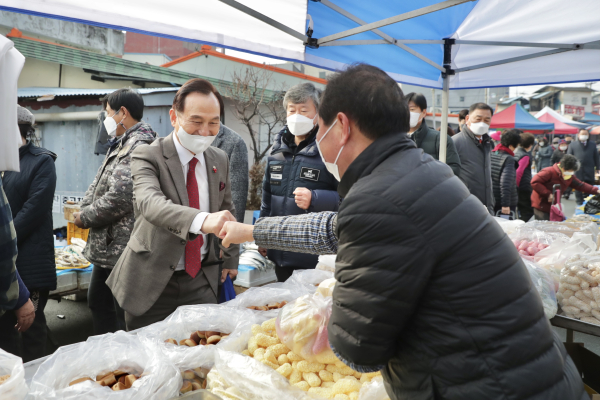 성환이화시장에서 상인들을 격려하는 박상돈 천안시장