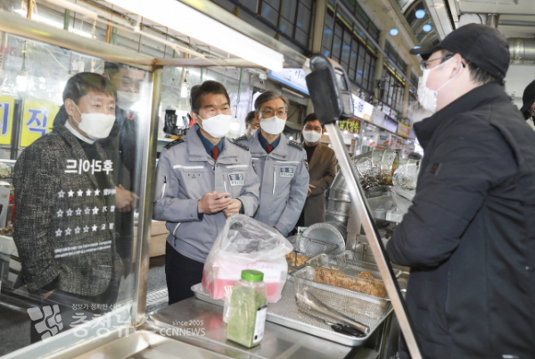 윤소식 대전경찰청장이 민족 대명절 설을 맞아 26일 서구 한민시장을 방문해 치안상황을 점검했다.