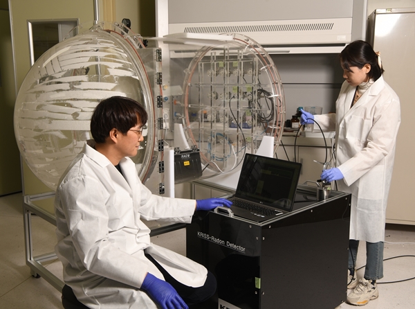 KRISS 화학바이오표준본부 황상훈 책임연구원(왼쪽)과 한민지 UST 연구학생이 이동식 라돈교정시스템을 작동하고 있다.