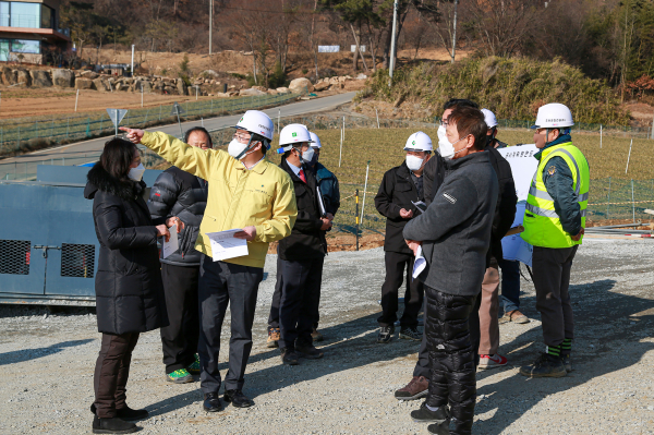 맹정호 서산시장이 지난 26일 차성선 농어촌도로 확포장공사현장을 점검하는 모습