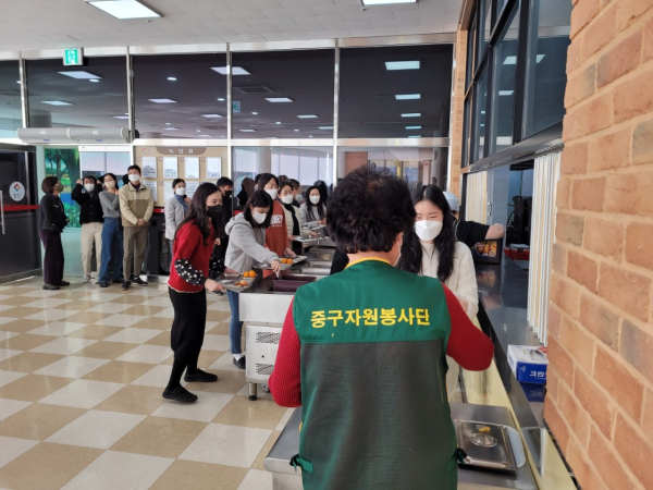 27일 효문화마을 구내식당에서 중구자원봉사협의회 주관으로 진행한 떡국 행사